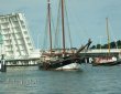 Ein Schiff passiert die Hubbrücke von Kappeln