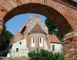 Kirche von Altenkirchen durch Torbogen