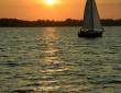 Abendsonne mit Segelboot