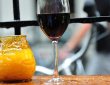 Glas Wein im Regen