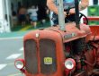 Traktorfahrer im Hafen von Lyø