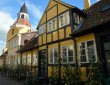 Häuserflucht und Kirche