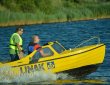 gelbes Motorboot rast vorbei