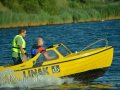 gelbes Motorboot rast vorbei