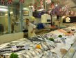 Fischtheke mit Verkäufer