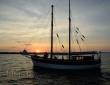 Abendsonne mit Segelboot
