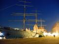 Die Gorch Fock beleuchtet am Abend