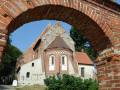 Kirche von Altenkirchen durch Torbogen