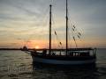 Abendsonne mit Segelboot