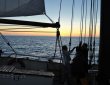 Sonnenaufgang und Segel setzen
