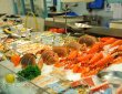 Fischtheke mit Hummer und Königskrabben