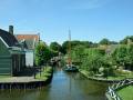 Kanal mit Brücke und Schiff