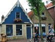 Radlfahrer im Dorf